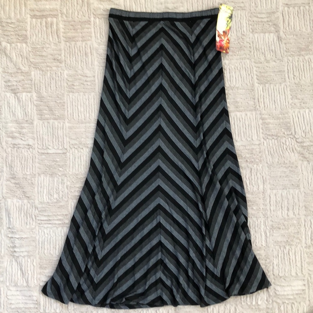 Black / grey chevron long maxi skirt Size Medium, New condition